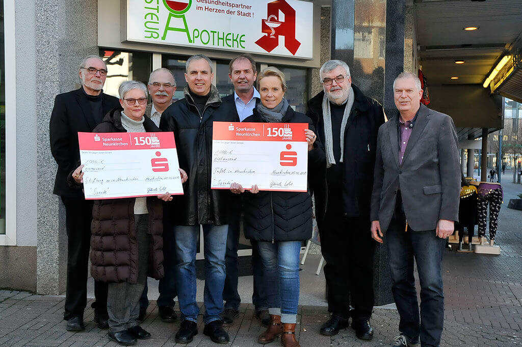 v.l.n.r.: Hans-Jürgen Ruppenthal, Gabriele und Axel Kohl, Christoph und Caroline Bertram, dahinter Thomas Hans, Oswald Jenni und Bertram Weber. (Foto: schneider agentur & verlag)